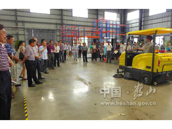 向省、市領(lǐng)導(dǎo)展示操作牛力電動(dòng)掃地車