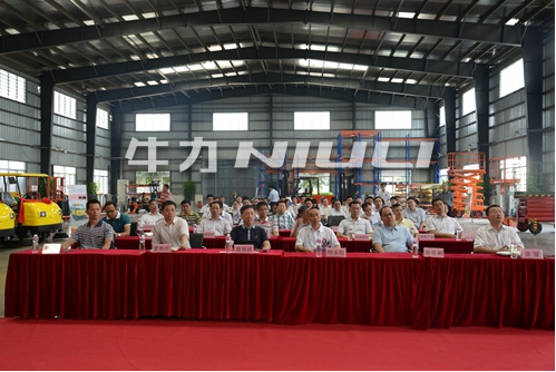 粵科投資牛力簽約儀式暨牛力捐贈(zèng)智能清潔車(chē)