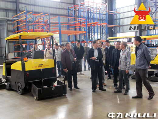 展示牛力電動掃地車S21產(chǎn)品